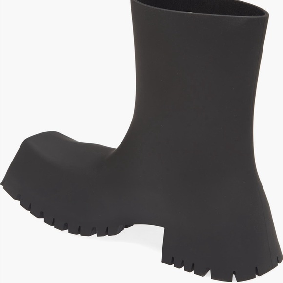 Step Boldly with the Balenciaga Trooper Rubber Boots –Rugged Elegance for Women! - Picture 5 of 15